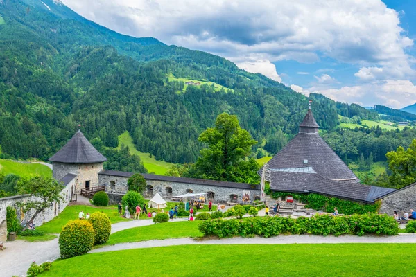 Turistler Avusturya 'daki Hohenwerfen kalesinde geziniyorlar..