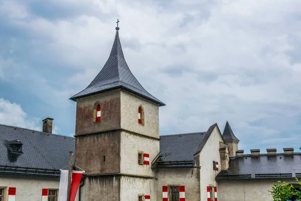Avusturya 'daki Hohenwerfen şatosunun ana avlusunun manzarası