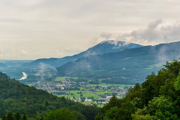 Avusturya Hohenwerfen Kalesi ve Eisriesenwelt Buz Mağarası için ünlü Werfen köyünün havadan görünümü