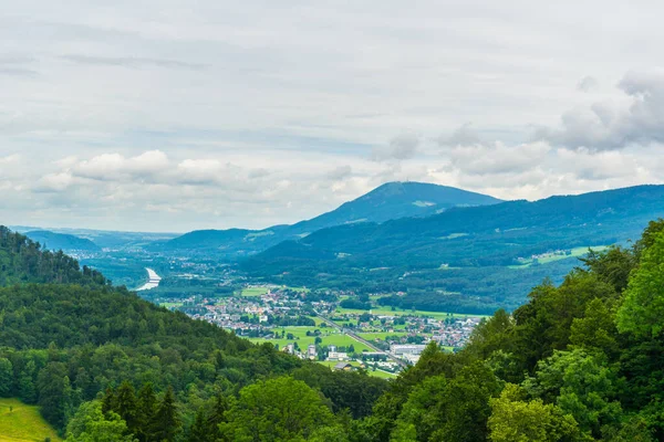 Avusturya Hohenwerfen Kalesi ve Eisriesenwelt Buz Mağarası için ünlü Werfen köyünün havadan görünümü