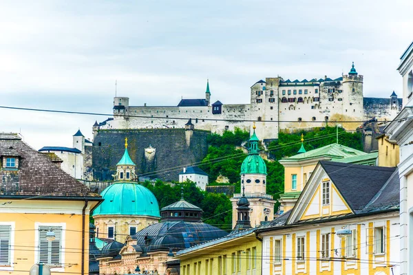 Avusturya 'nın orta Salzburg kentindeki Hohensalzburg kalesinin manzarası