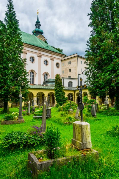 Avusturya, Salzburg 'da Aziz Peter mezarlığı manzarası