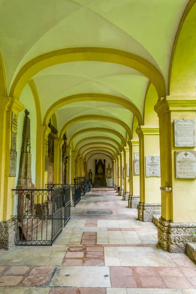 Avusturya, Salzburg 'daki Aziz Peter mezarlığının sarı koridoru.