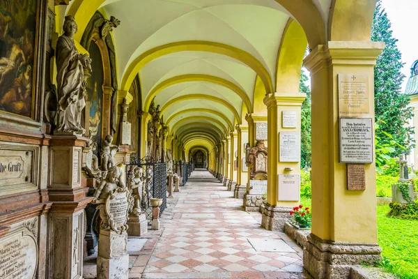 Avusturya, Salzburg 'daki Aziz Peter mezarlığının sarı koridoru.