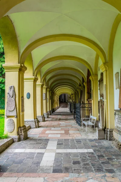 Avusturya, Salzburg 'daki Aziz Peter mezarlığının sarı koridoru.