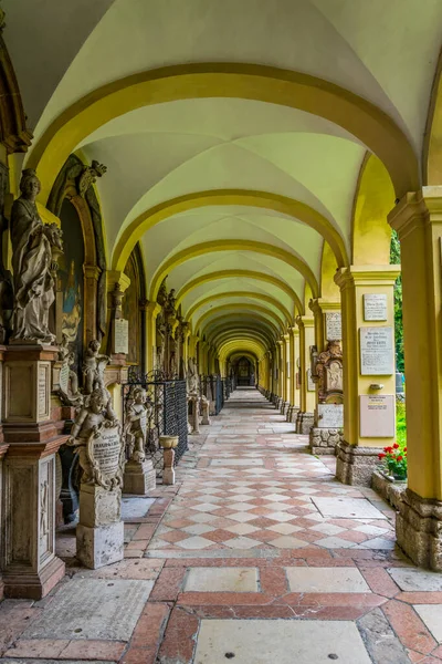 Avusturya, Salzburg 'daki Aziz Peter mezarlığının sarı koridoru.