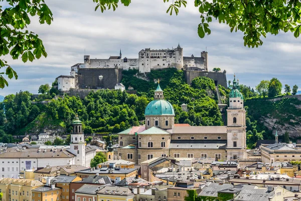 Avusturya 'nın orta Salzburg kentindeki Hohensalzburg Kalesi ve Salzburg Katedrali' nin havadan görünüşü