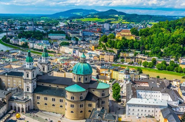 Mirabell Sarayı, Salzburg Katedrali ve birçok kilisenin bulunduğu tarihi Salzburg şehrinin panoramik manzarası.