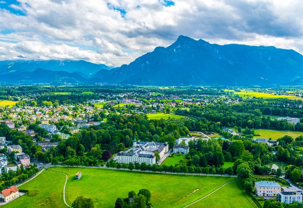 Avusturya 'nın Salzburg kentinde bir banliyö manzarası. Aile evleri ormanlar, çayırlar ve tepelerle çevrili.