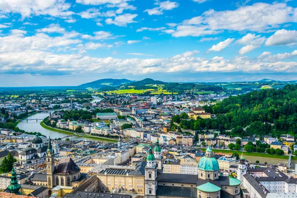 Mirabell Sarayı, Salzburg Katedrali ve birçok kilisenin bulunduğu tarihi Salzburg şehrinin panoramik manzarası.