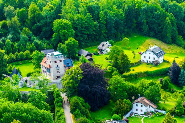 家族の家が森林 丘に囲まれているオーストリアの都市ザルツブルクの郊外の空中ビュー — ストック写真