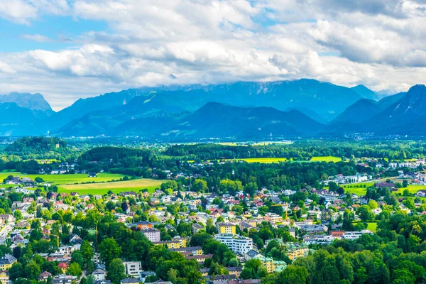 Avusturya 'nın Salzburg kentinde bir banliyö manzarası. Aile evleri ormanlar, çayırlar ve tepelerle çevrili.