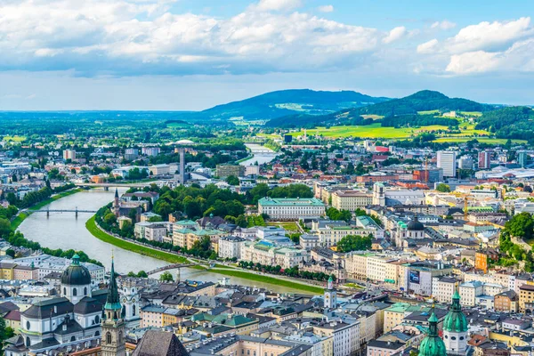Mirabell Sarayı, Salzburg Katedrali ve birçok kilisenin bulunduğu tarihi Salzburg şehrinin panoramik manzarası.