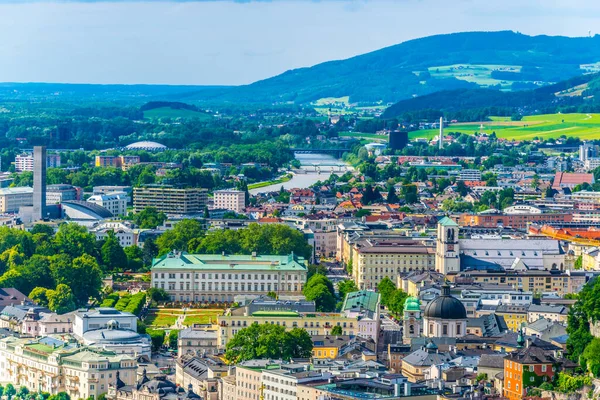 奥地利萨尔茨堡米拉贝尔宫和圣安德鲁教堂的空中景观 — 图库照片