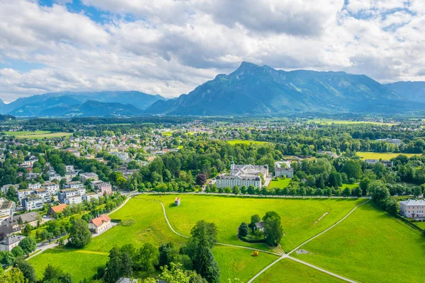 Avusturya 'nın Salzburg kentinde bir banliyö manzarası. Aile evleri ormanlar, çayırlar ve tepelerle çevrili.