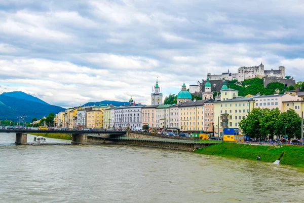 Avusturya 'nın orta Salzburg kentindeki Hohensalzburg kalesinin manzarası