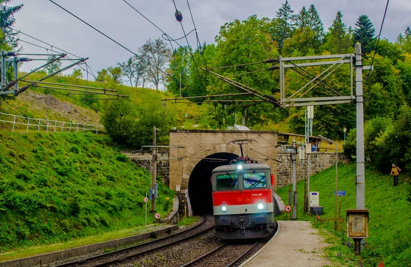 Tren Avusturya 'daki semmeringbahn unesco dünya mirası demiryolu tünelinden ayrılıyor.