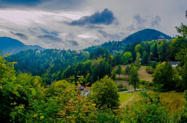 Krauselklause, Polleroswand 'ın önündeki demiryolunu çevreleyen dağ manzarasıyla donatır. Arka planda karlı Rax dağ sırası var. Breitenstein am Semmering, Aşağı Avusturya, Avusturya