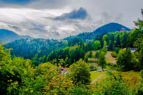 Krauselklause, Polleroswand 'ın önündeki demiryolunu çevreleyen dağ manzarasıyla donatır. Arka planda karlı Rax dağ sırası var. Breitenstein am Semmering, Aşağı Avusturya, Avusturya