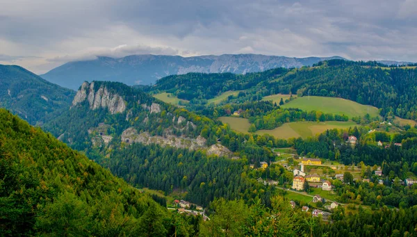 Krauselklause, Polleroswand 'ın önündeki demiryolunu çevreleyen dağ manzarasıyla donatır. Arka planda karlı Rax dağ sırası var. Breitenstein am Semmering, Aşağı Avusturya, Avusturya
