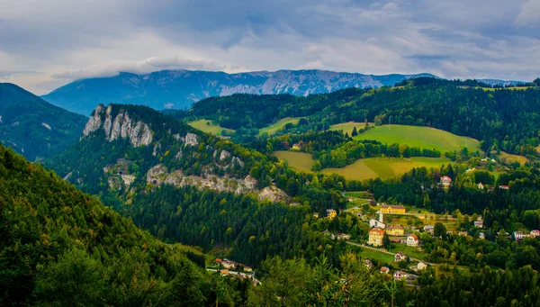 Krauselklause, Polleroswand 'ın önündeki demiryolunu çevreleyen dağ manzarasıyla donatır. Arka planda karlı Rax dağ sırası var. Breitenstein am Semmering, Aşağı Avusturya, Avusturya