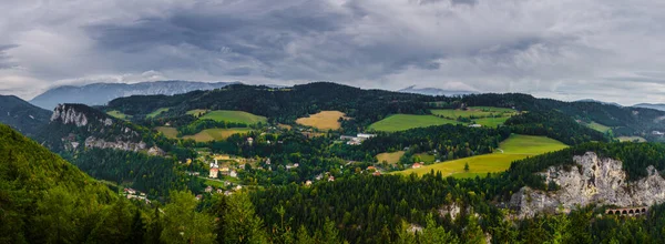 Krauselklause, Polleroswand 'ın önündeki demiryolunu çevreleyen dağ manzarasıyla donatır. Arka planda karlı Rax dağ sırası var. Breitenstein am Semmering, Aşağı Avusturya, Avusturya