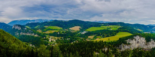 Krauselklause, Polleroswand 'ın önündeki demiryolunu çevreleyen dağ manzarasıyla donatır. Arka planda karlı Rax dağ sırası var. Breitenstein am Semmering, Aşağı Avusturya, Avusturya