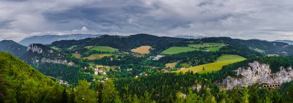Krauselklause, Polleroswand 'ın önündeki demiryolunu çevreleyen dağ manzarasıyla donatır. Arka planda karlı Rax dağ sırası var. Breitenstein am Semmering, Aşağı Avusturya, Avusturya