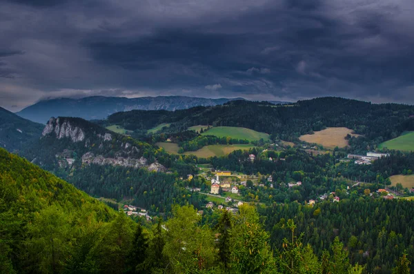 Krauselklause, Polleroswand 'ın önündeki demiryolunu çevreleyen dağ manzarasıyla donatır. Arka planda karlı Rax dağ sırası var. Breitenstein am Semmering, Aşağı Avusturya, Avusturya