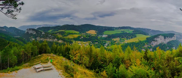 Krauselklause, Polleroswand 'ın önündeki demiryolunu çevreleyen dağ manzarasıyla donatır. Arka planda karlı Rax dağ sırası var. Breitenstein am Semmering, Aşağı Avusturya, Avusturya