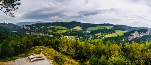 Krauselklause, Polleroswand 'ın önündeki demiryolunu çevreleyen dağ manzarasıyla donatır. Arka planda karlı Rax dağ sırası var. Breitenstein am Semmering, Aşağı Avusturya, Avusturya