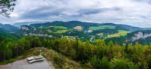 Krauselklause, Polleroswand 'ın önündeki demiryolunu çevreleyen dağ manzarasıyla donatır. Arka planda karlı Rax dağ sırası var. Breitenstein am Semmering, Aşağı Avusturya, Avusturya