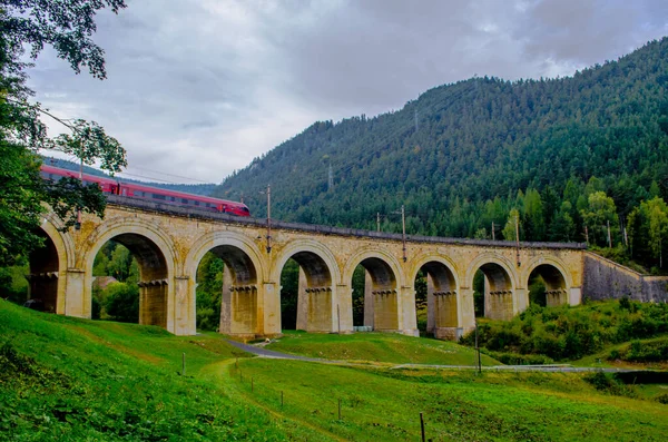 Avusturya 'daki semmering bahn unesco dünya mirası demiryolunun bir viyadük detayı
