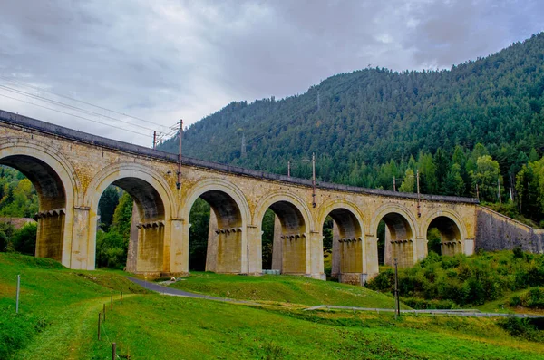 Avusturya 'daki semmering bahn unesco dünya mirası demiryolunun bir viyadük detayı