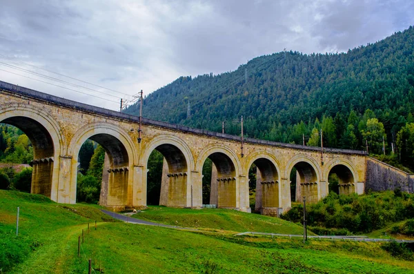 Avusturya 'daki semmering bahn unesco dünya mirası demiryolunun bir viyadük detayı
