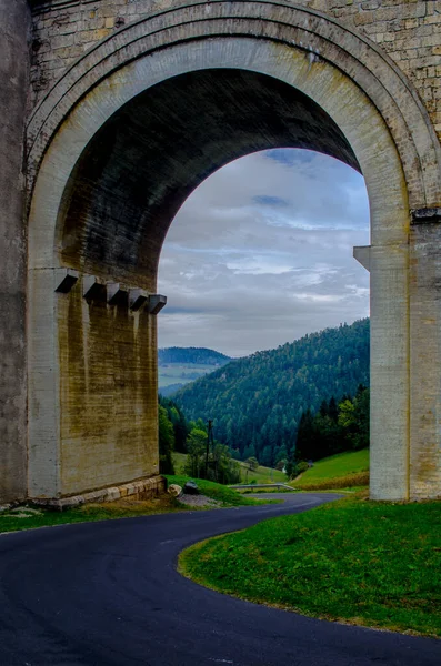 Avusturya 'daki semmering bahn unesco dünya mirası demiryolunun bir viyadük detayı