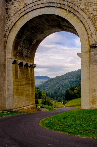 Avusturya 'daki semmering bahn unesco dünya mirası demiryolunun bir viyadük detayı