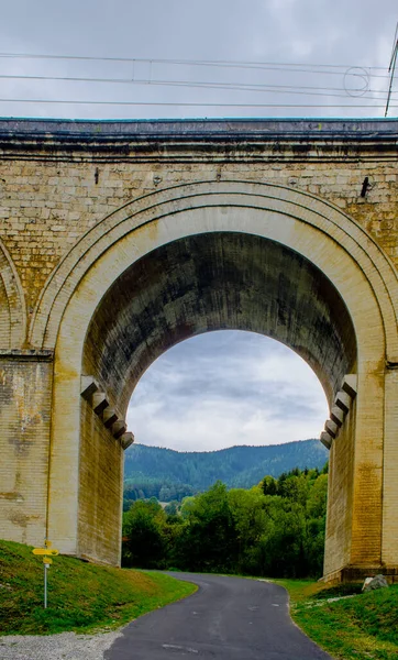 Avusturya 'daki semmering bahn unesco dünya mirası demiryolunun bir viyadük detayı