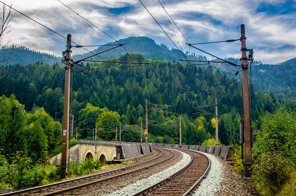 Avusturya 'daki semmering bahn unesco dünya mirası demiryolunun bir viyadük detayı