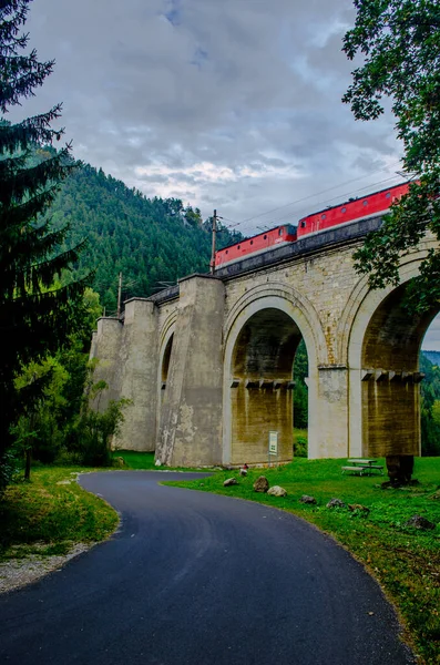 Avusturya 'daki semmering bahn unesco dünya mirası demiryolunun bir viyadük detayı