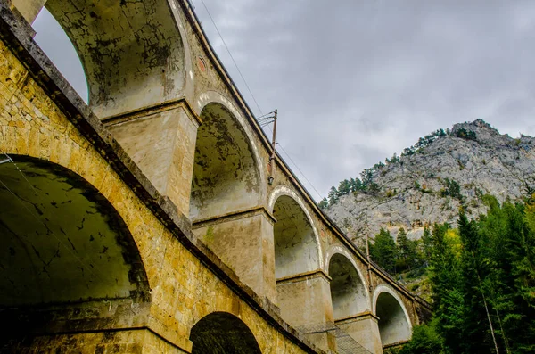 Avusturya 'daki semmering bahn unesco dünya mirası demiryolunun bir viyadük detayı