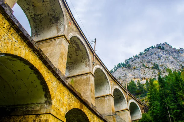 Avusturya 'daki semmering bahn unesco dünya mirası demiryolunun bir viyadük detayı