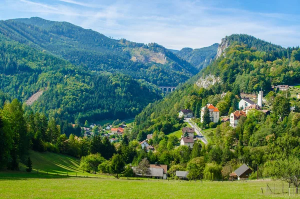Breitenstein I semmering, Avusturya 'da Unesco dünya mirasının bir parçası olan ünlü semmeringbahn demiryolu üzerinde yer alan küçük bir köydür.