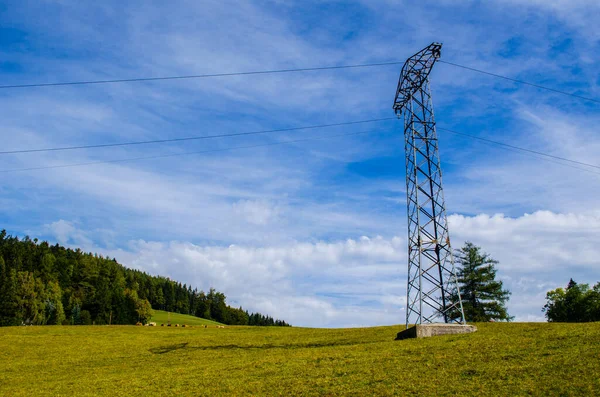 Yüksek Güç Aktarım Hattı. Ufuk çizgisine kadar uzanan yüksek enerji hatları Breitenstein yakınlarında Avusturya 'da kaynıyor.