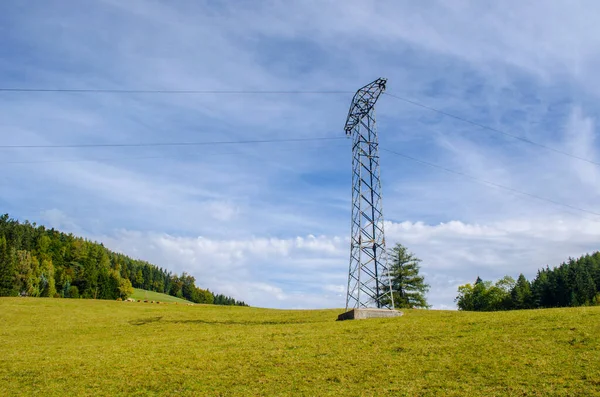 Yüksek Güç Aktarım Hattı. Ufuk çizgisine kadar uzanan yüksek enerji hatları Breitenstein yakınlarında Avusturya 'da kaynıyor.