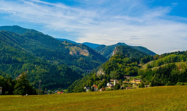 Breitenstein I semmering, Avusturya 'da Unesco dünya mirasının bir parçası olan ünlü semmeringbahn demiryolu üzerinde yer alan küçük bir köydür.