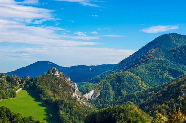 Vista Uma Paisagem Montanhas Austríacas Esticadas Lado Ferrovia Semmeringbahn Com — Fotografia de Stock