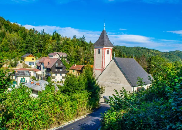 Avusturya 'nın Klaus köyündeki bir kilisenin manzarası