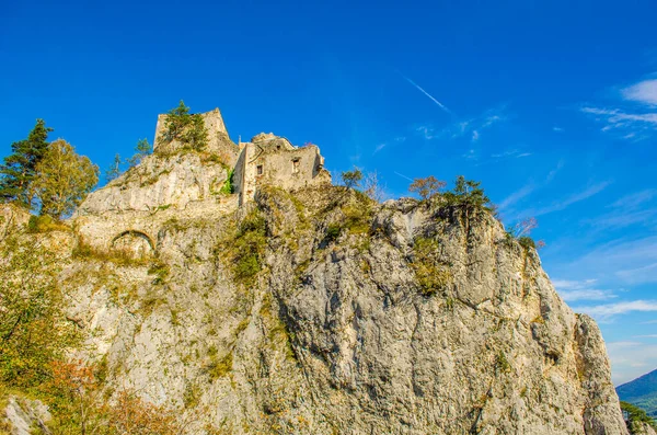 Avusturya 'daki Klaus köyünde bir şato manzarası