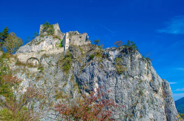 Avusturya 'daki Klaus köyünde bir şato manzarası